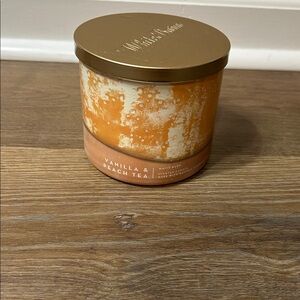 White Barn (Bath & Body Works sister company) Vanilla & Peach Tea 3-wick Candle